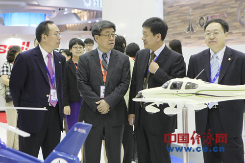 中航工業(yè)副總經(jīng)理張新國視察展臺