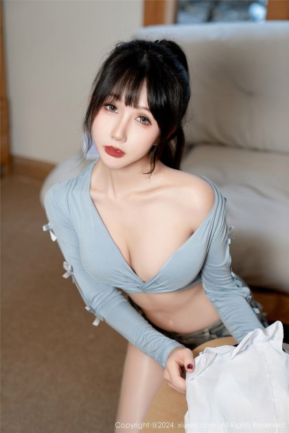 街拍紧身牛仔裤美女王馨瑶写真海报